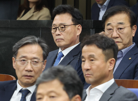 지난 20일 더불어민주당 차기 원내대표 선거 출마를 선언한 박광온 의원이 국회에서 열린 의원총회에서 참석한 모습. 연합뉴스.